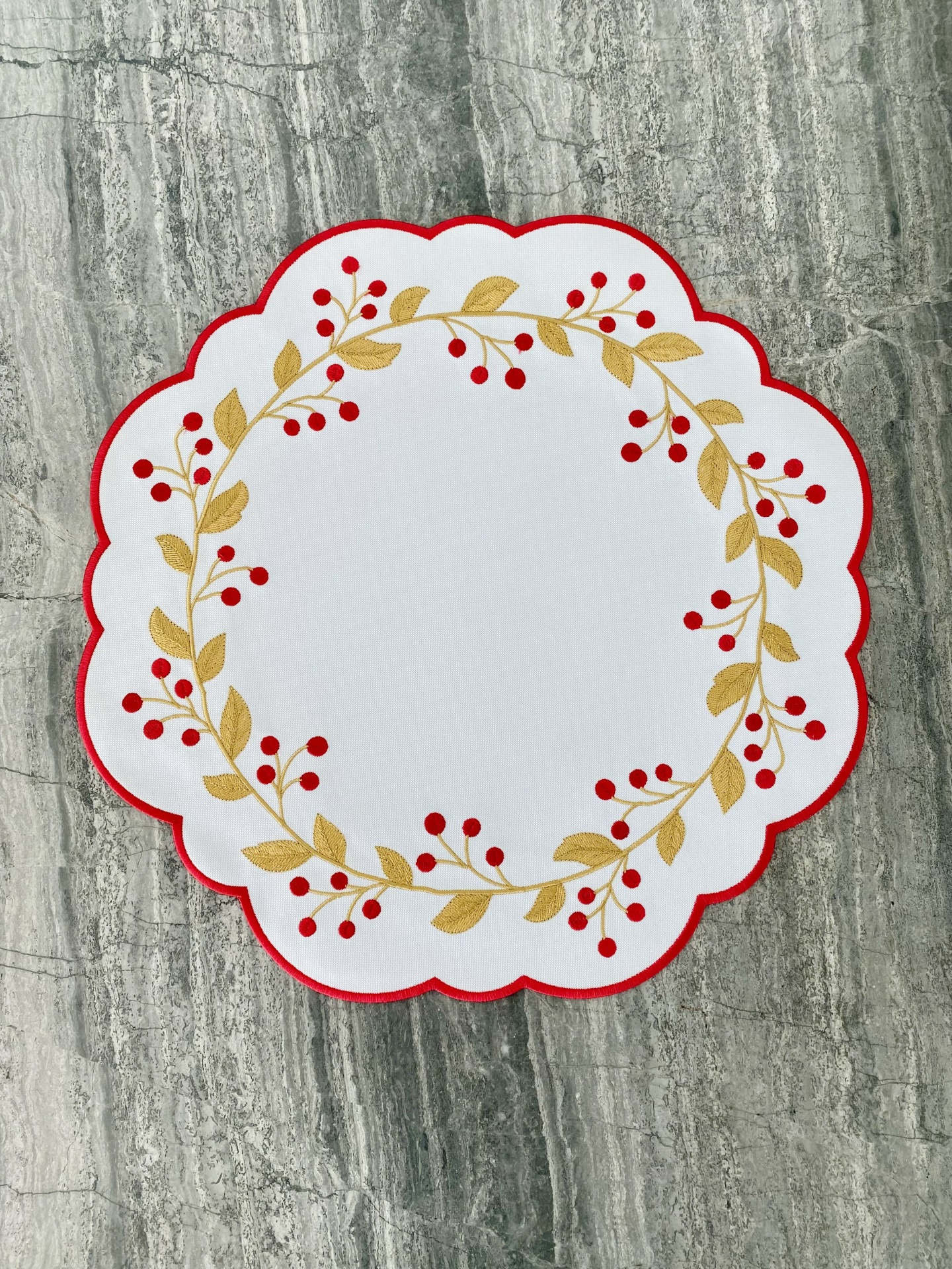Guardanapo branco com borda vermelha e ramos dourados e vermelhos