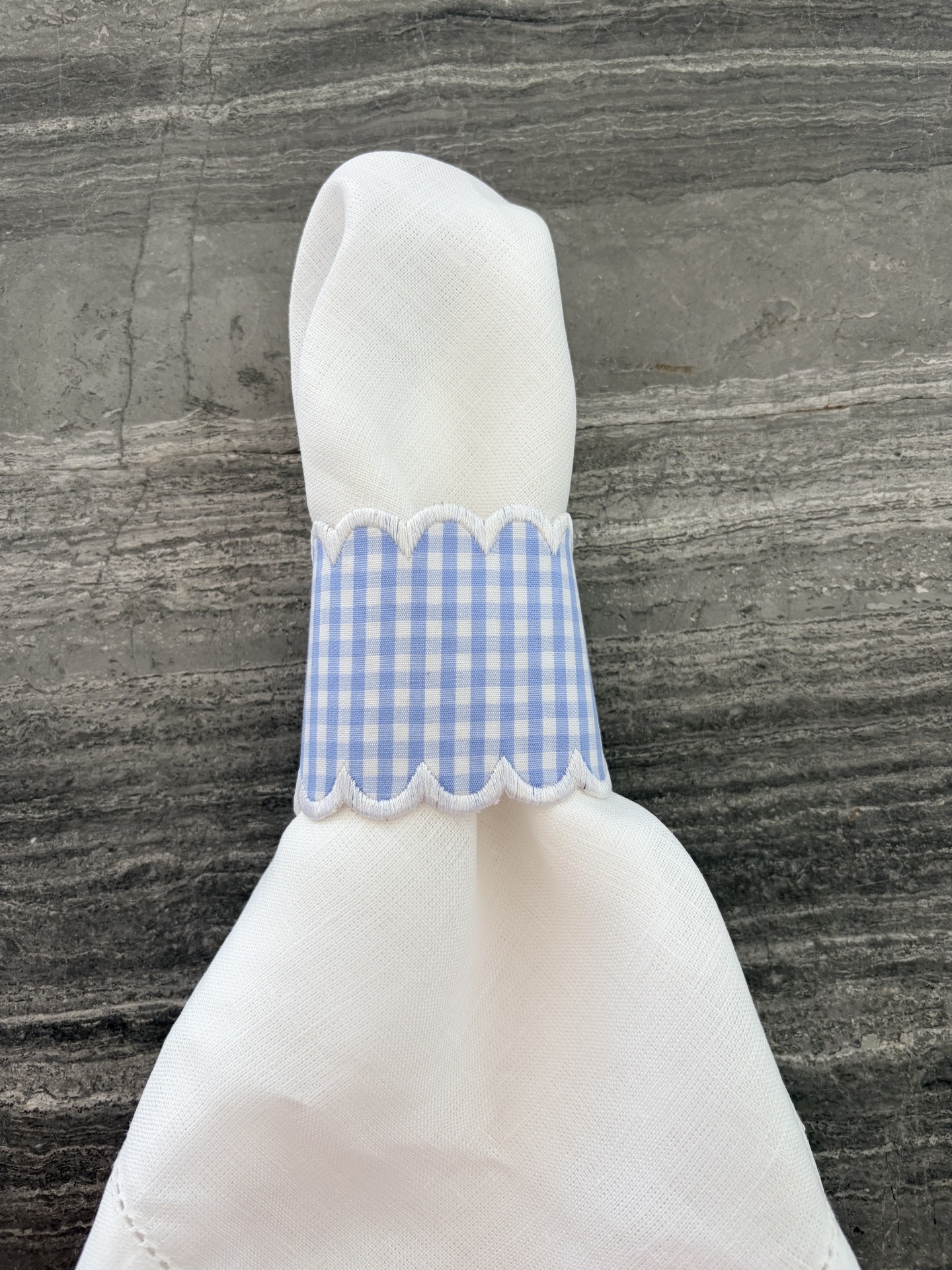 Guardanapo branco com argola de tecido azul claro e branco xadrez