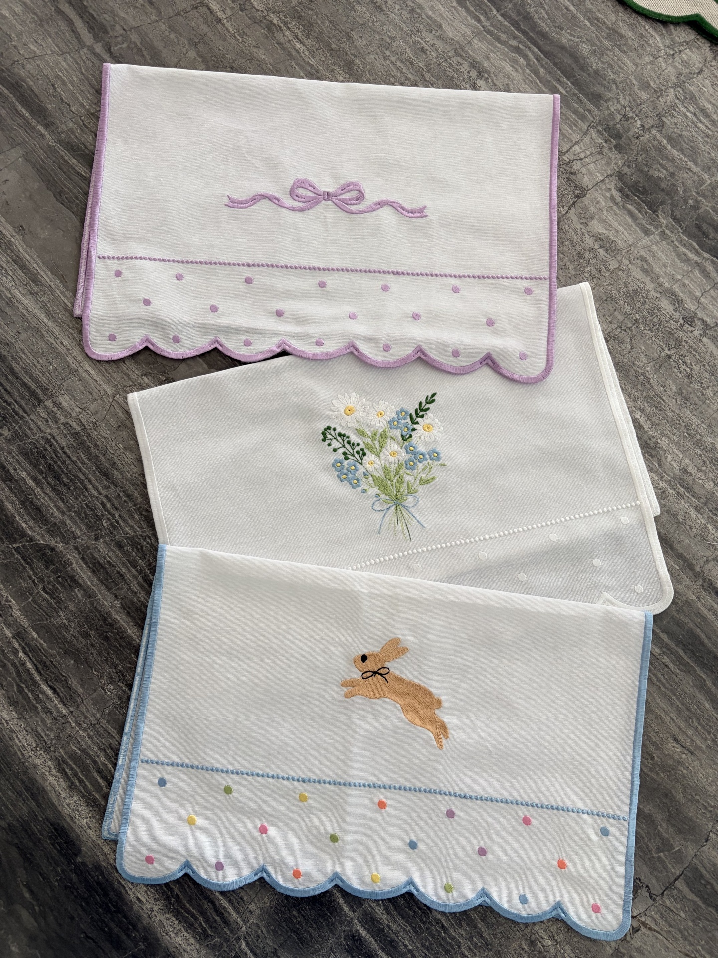 Toalhas brancas bordadas com laços, flores e coelho em tons pastel
