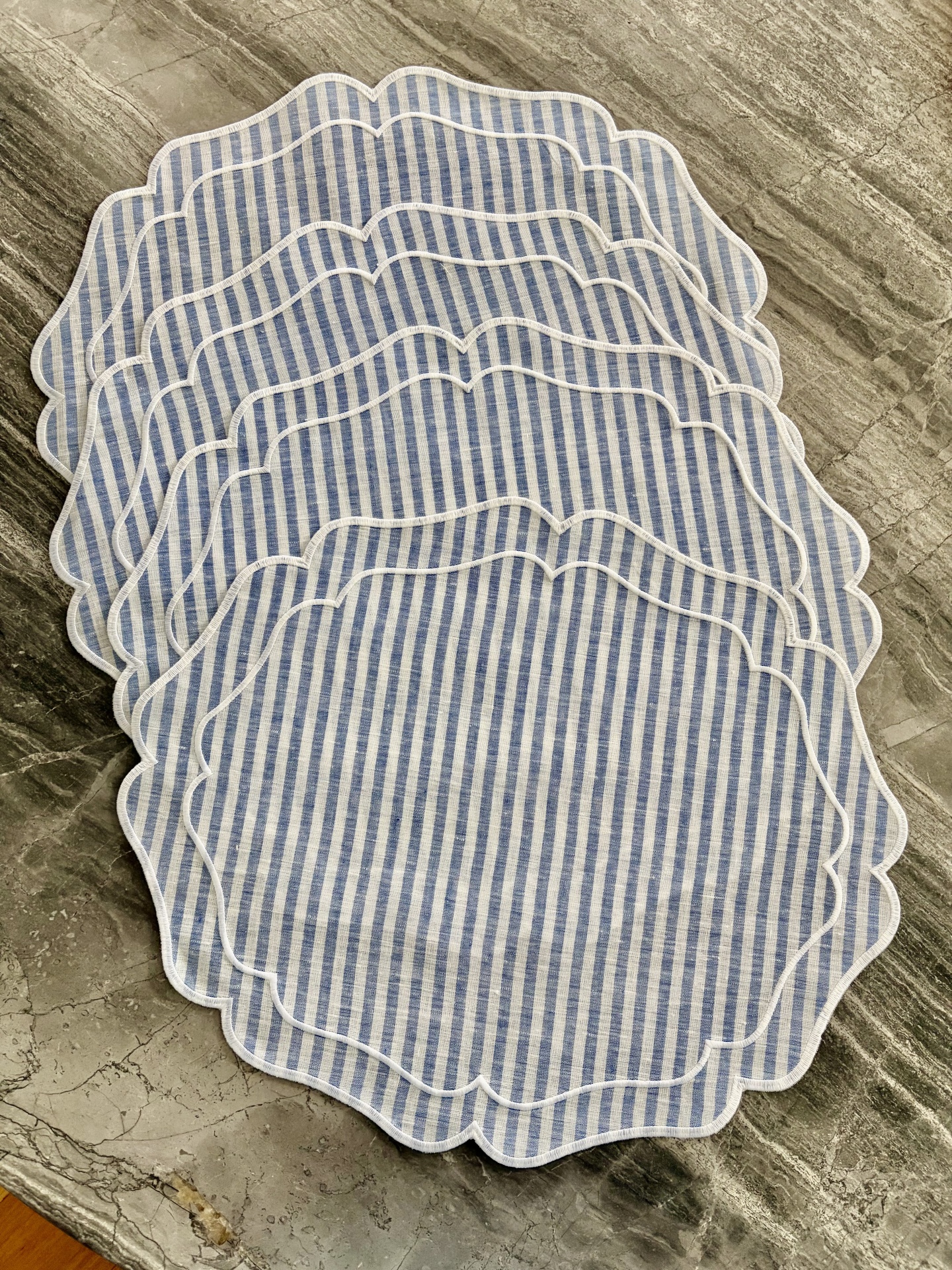 Conjunto de individuais de mesa risca azul e branco com bordas onduladas e bordadas