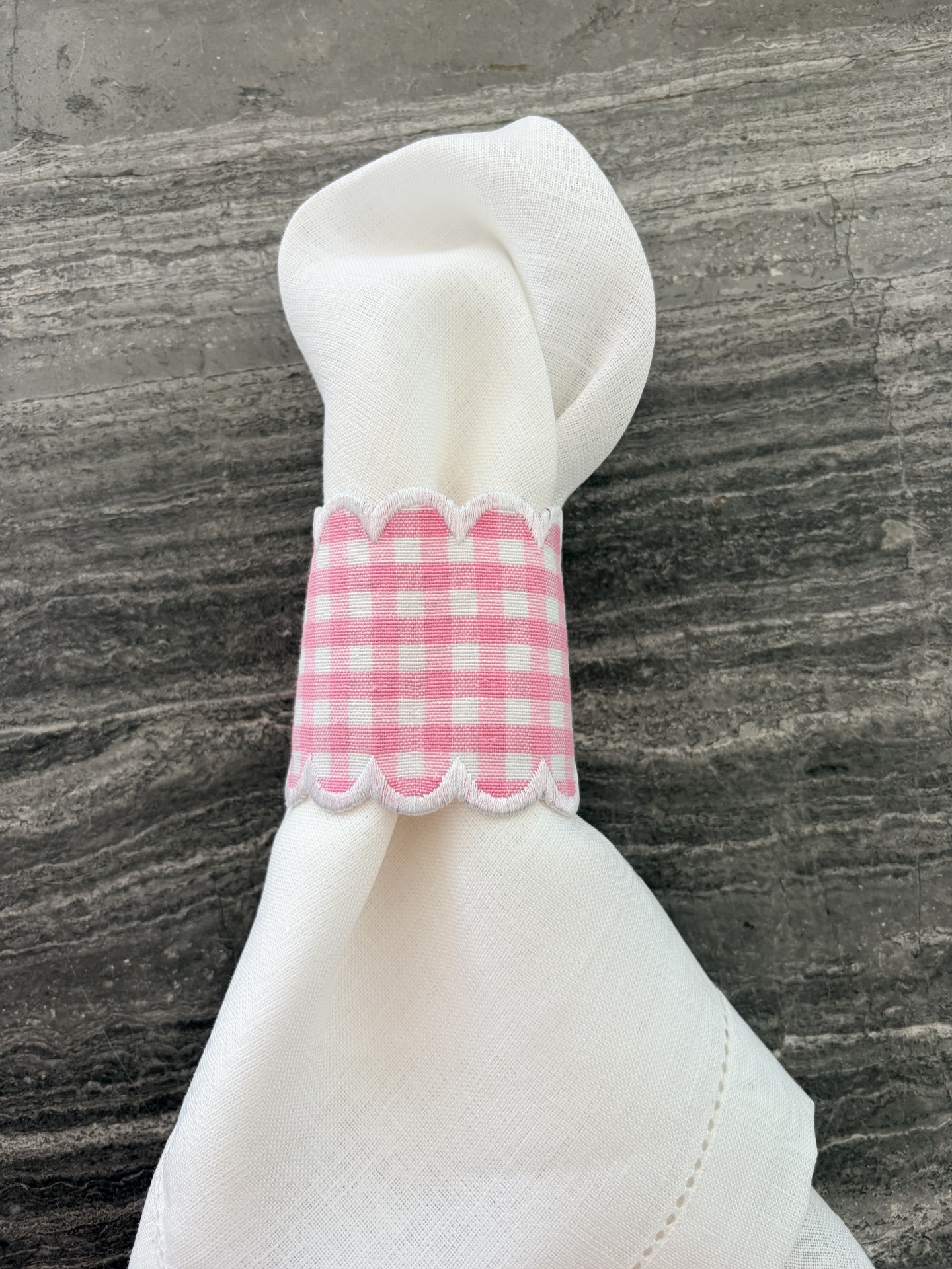 Guardanapo branco com argola rosa xadrez