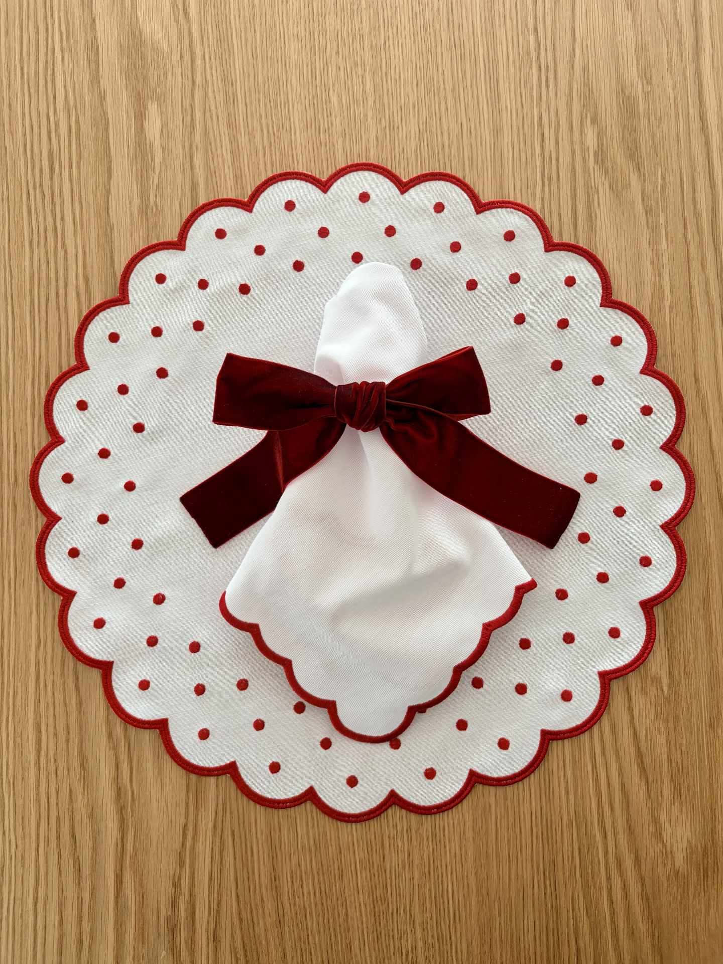 Toalha de mesa branca com bordas e pontos vermelhos, guardanapo branco com laço vermelho