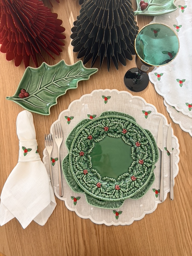 Conjunto de louça temática de folhas de azevinho com talheres, copo e decoração de mesa