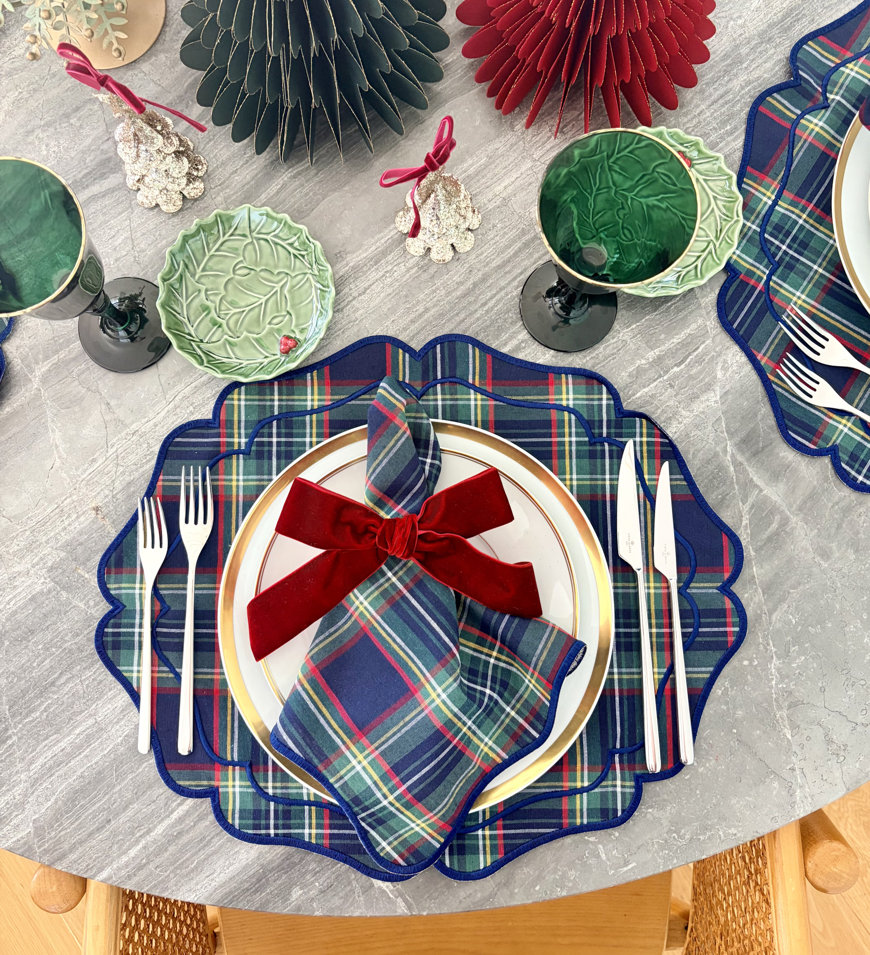 Mesa de jantar com decoração e louça para Natal em padrão xadrez e verde com dourado