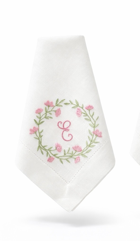 Guardanapo branco com bordado floral verde e rosa e letra E ao centro