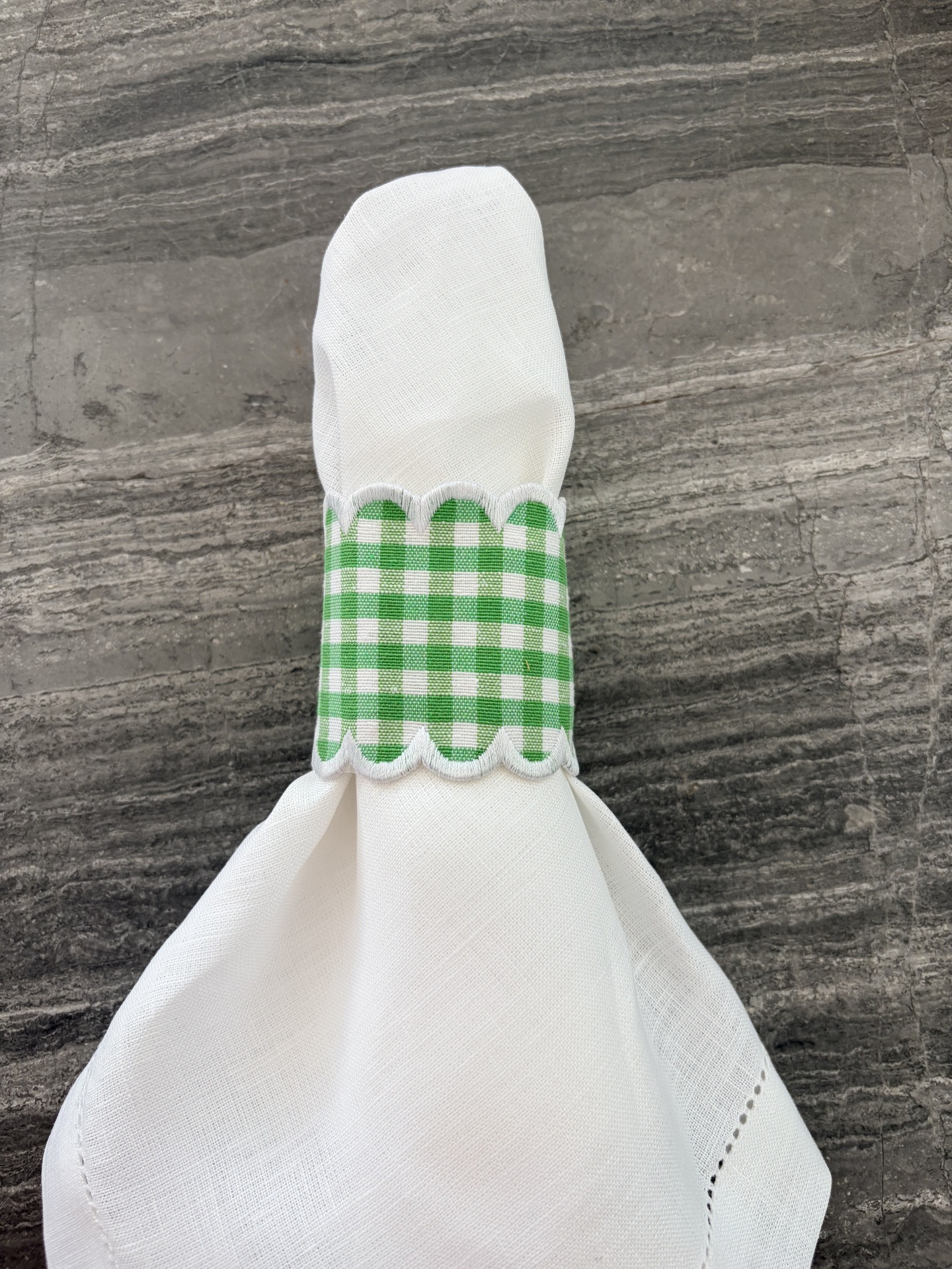 Guardanapo branco com argola xadrez verde