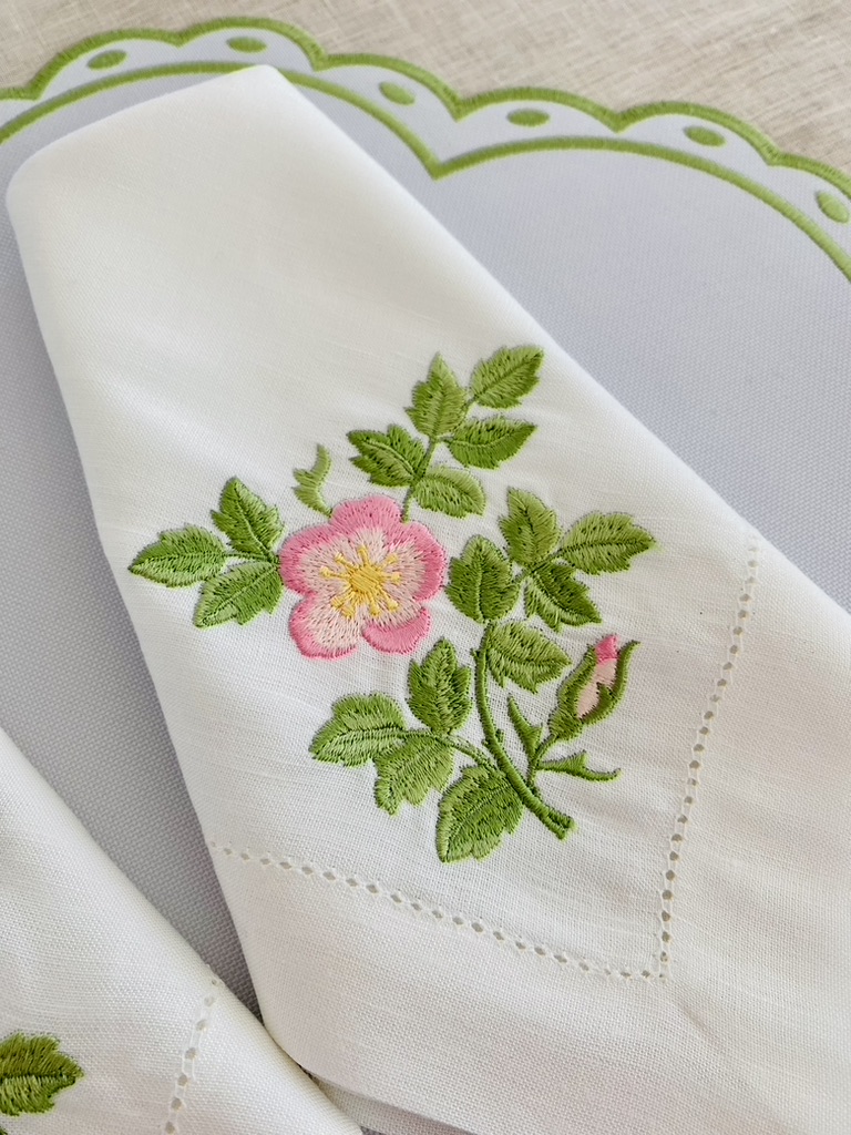 Toalha branca com bordado floral verde e rosa