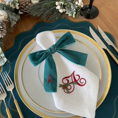 Conjunto elegante de jantar com decoração natalícia