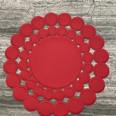 Lugar americano redondo vermelho em tecido com padrão circular