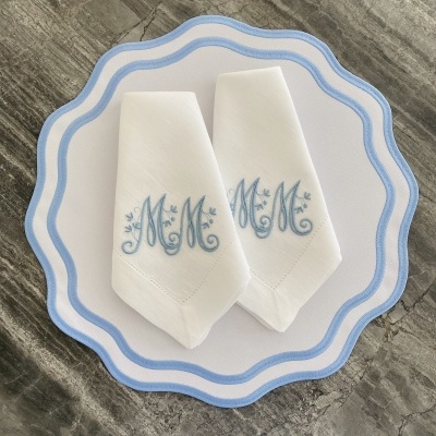 Individual&#x20;de&#x20;mesa&#x20;Sara&#x20;branco&#x20;com&#x20;azul&#x20;claro&#x20;&#x28;imperme&#x00E1;vel&#x29;