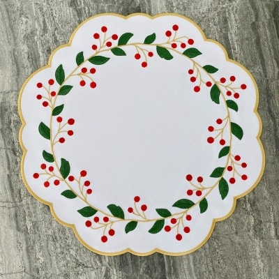 Toalha de mesa redonda branca com folhas verdes e frutos vermelhos e borda dourada