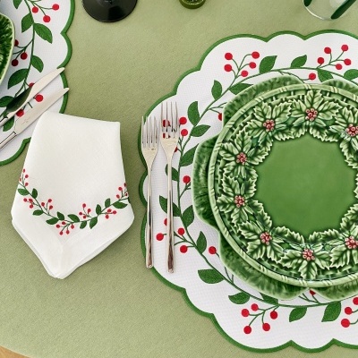 Conjunto de mesa de Natal com pratos, guardanapo e toalha decorados com folhas de azevinho e bagas vermelhas