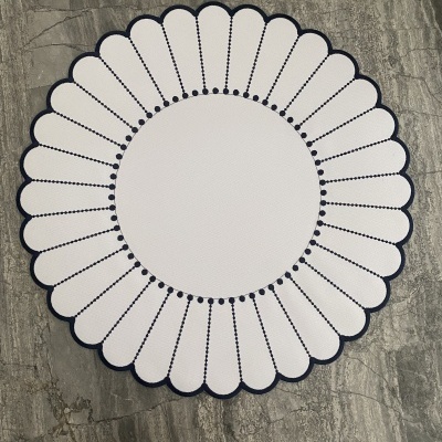 toalha de mesa redonda branca com padrão festonado e bordas azuis