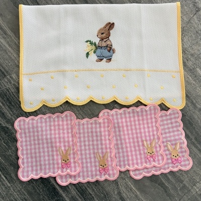Toalha branca bordada com coelho e panos rosa xadrez com coelhos bordados
