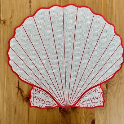 Tapete formato concha branco com linhas vermelhas sobre chão de madeira clara