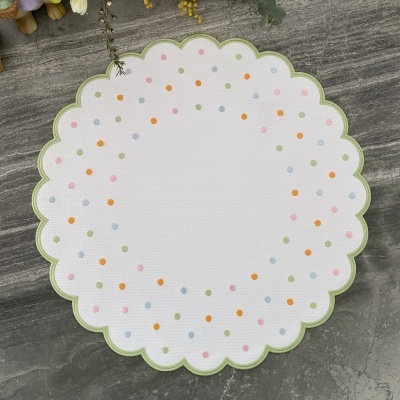 Toalha de mesa redonda branca com pontos coloridos em borda ondulada verde
