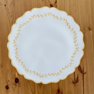 Prato branco com padrão dourado e borda ondulada