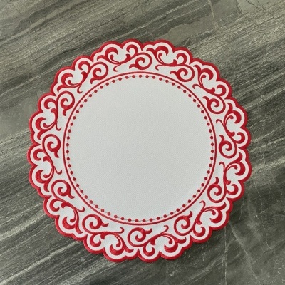 Tapete redondo branco com padrão rendilhado vermelho
