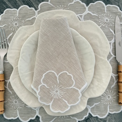 Individual&#x20;de&#x20;mesa&#x20;flores,&#x20;em&#x20;linho&#x20;bege&#x20;claro