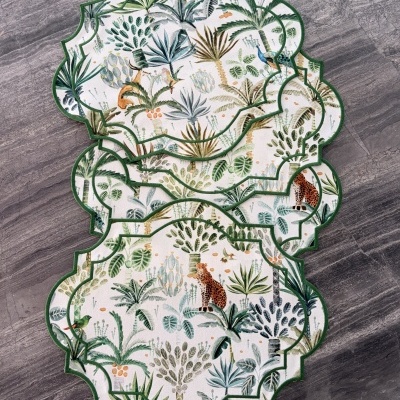 Pratos cerâmicos decorativos com estampas tropicais e bordas verdes