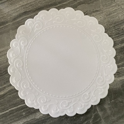 Guardanapo branco redondo com padrão em relevo nas bordas