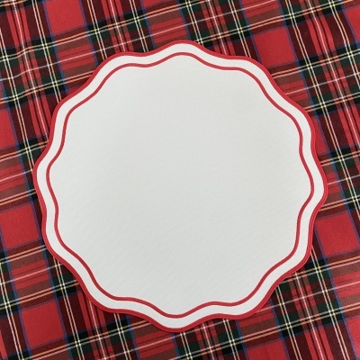 Base para bolo ou prato redonda de papel branco com borda vermelha sobre superfície xadrez.