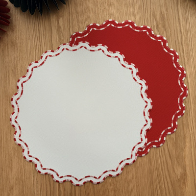 Jogos americanos em tecido vermelho e branco com bordas onduladas sobre madeira.