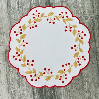 Guardanapo branco com borda vermelha e ramos dourados e vermelhos