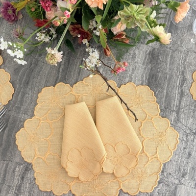 Individual&#x20;de&#x20;mesa&#x20;flores,&#x20;em&#x20;linho&#x20;amarelo