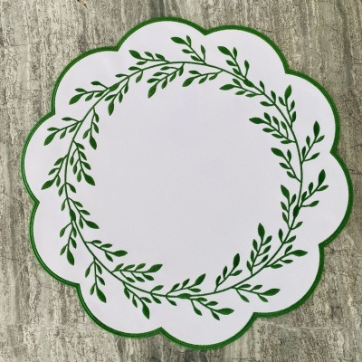 Base de mesa redonda branca com padrão de folhas verdes e borda ondulada