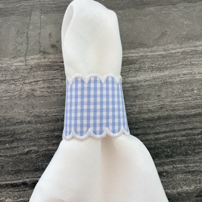 Guardanapo branco com argola de tecido azul claro e branco xadrez