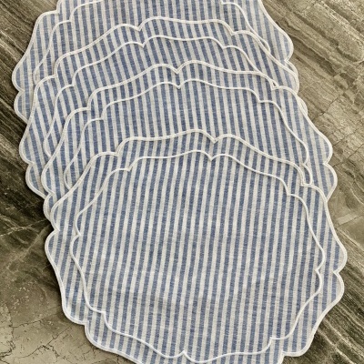 Conjunto de individuais de mesa risca azul e branco com bordas onduladas e bordadas