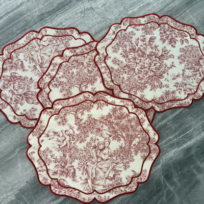 Individuais de tecido com padrão vintage vermelho e branco sobre bancada cinzenta