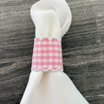 Guardanapo branco com argola rosa xadrez