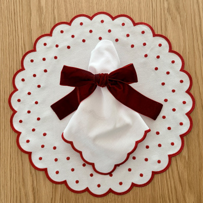 Toalha de mesa branca com bordas e pontos vermelhos, guardanapo branco com laço vermelho