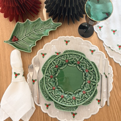 Conjunto de louça temática de folhas de azevinho com talheres, copo e decoração de mesa