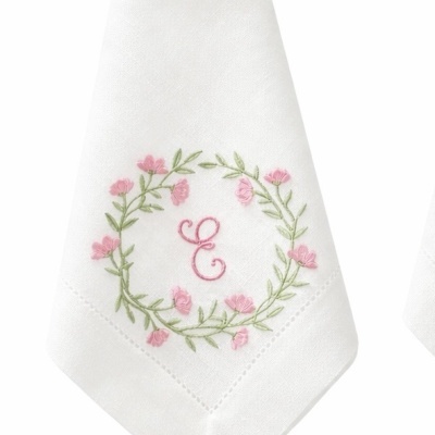 Guardanapo branco com bordado floral verde e rosa e letra E ao centro