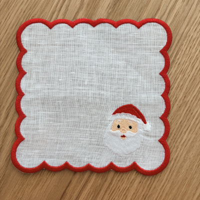 Guardanapo branco com borda vermelha e bordado de Pai Natal