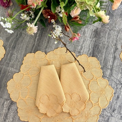 Individual&#x20;de&#x20;mesa&#x20;flores,&#x20;em&#x20;linho&#x20;amarelo