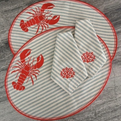 Placemats ovais riscas azuis e brancas com bordado de lagostas vermelhas e guardanapos com bordado de coral vermelho