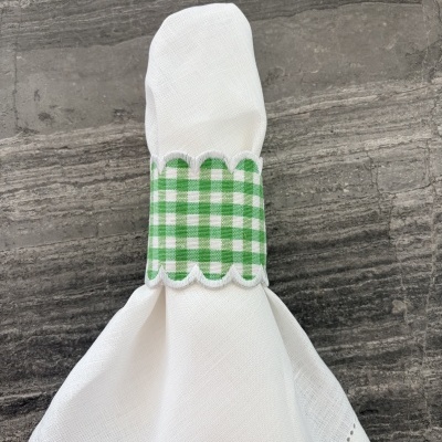 Guardanapo branco com argola xadrez verde
