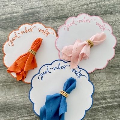 Individual&#x20;de&#x20;mesa&#x20;good&#x20;vibes&#x20;&#x28;imperme&#x00E1;vel&#x29;