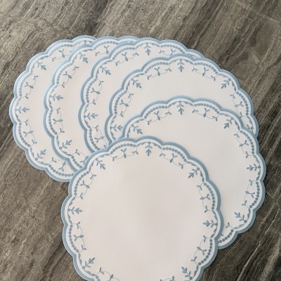 Conjunto de individuais de mesa redondos brancos com bordas e bordado azul claro