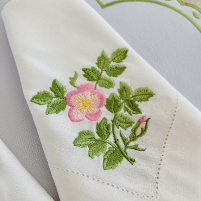 Toalha branca com bordado floral verde e rosa