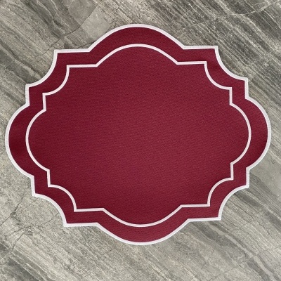 Tapete vermelho com bordas brancas sobre piso cinza marmoreado