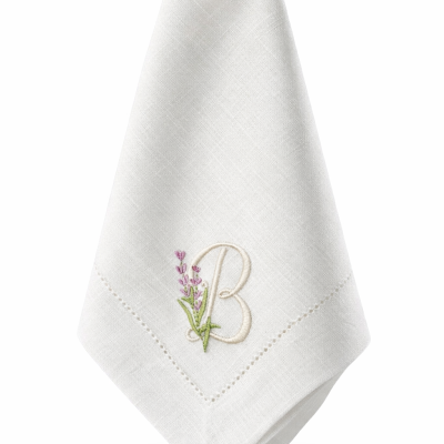 Guardanapo branco com bordado letra B e flores lilases