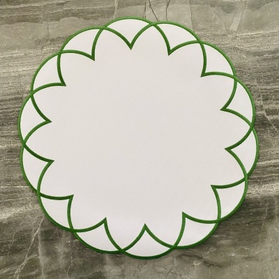 Sousplat redondo branco com borda verde em padrão geométrico em forma de pétalas