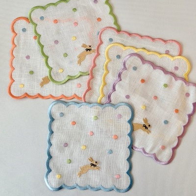 Conjunto de seis lenços brancos em linho com bordas coloridas e bordados de bolinhas e coelhos.