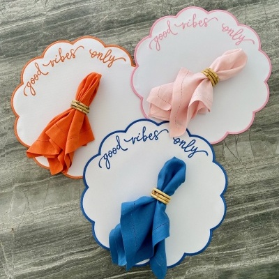 Panos de tecido coloridos com argolas de bambu em placas com a frase 'good vibes only'