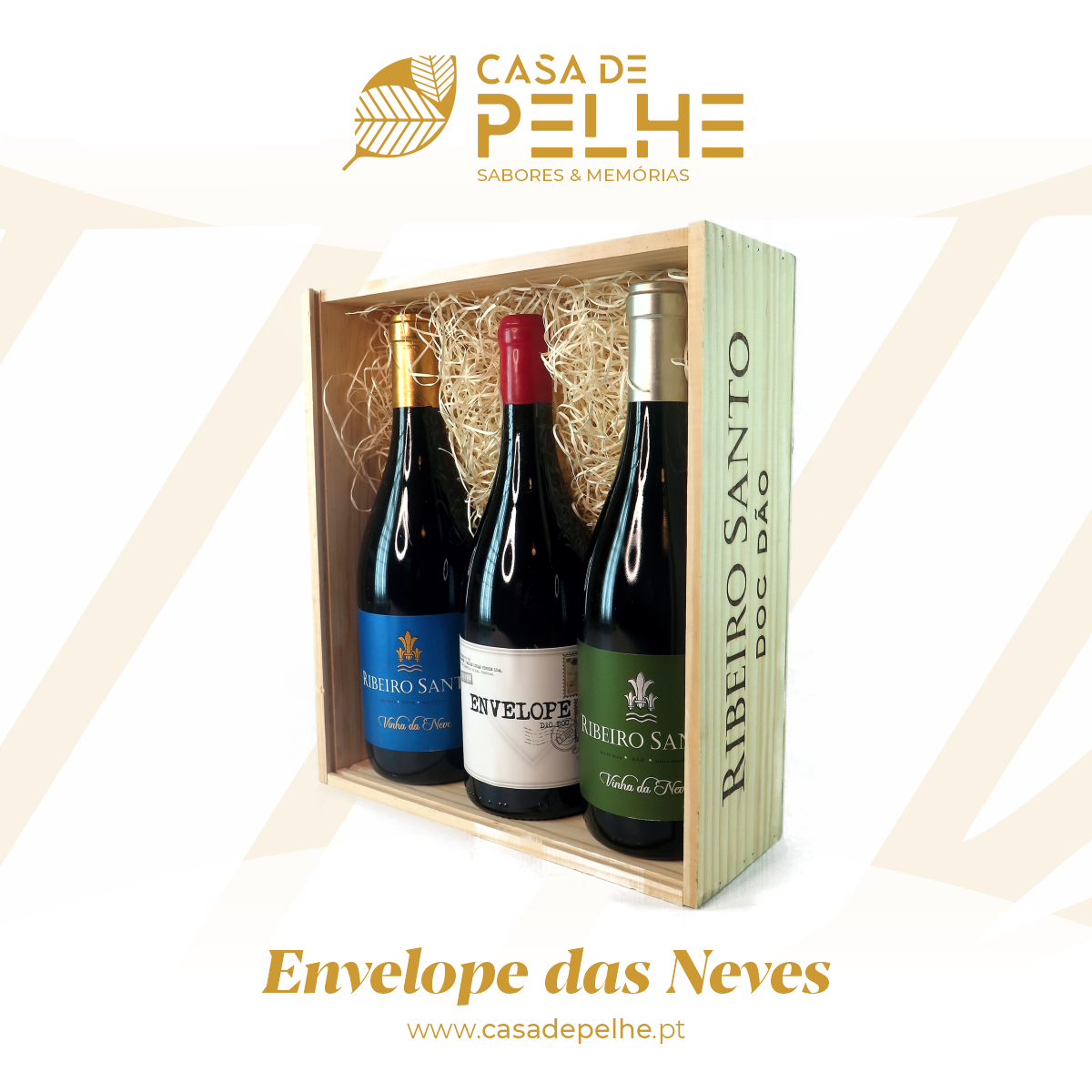 Conjunto de três garrafas de vinho Ribeiro Santo em caixa de madeira com logotipo Casa de Pelhe